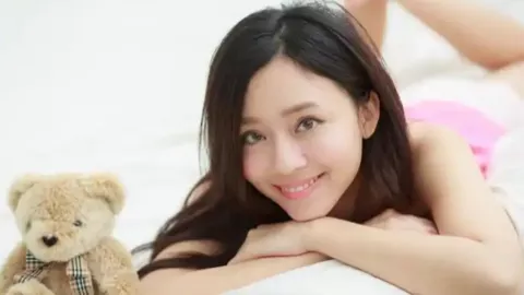 女孩墙上写将进酒
